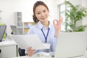 オッケーマークをする女性